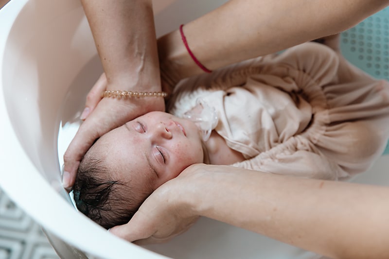Rituel du bain sensoriel bébé Annemasse, photographe naissance