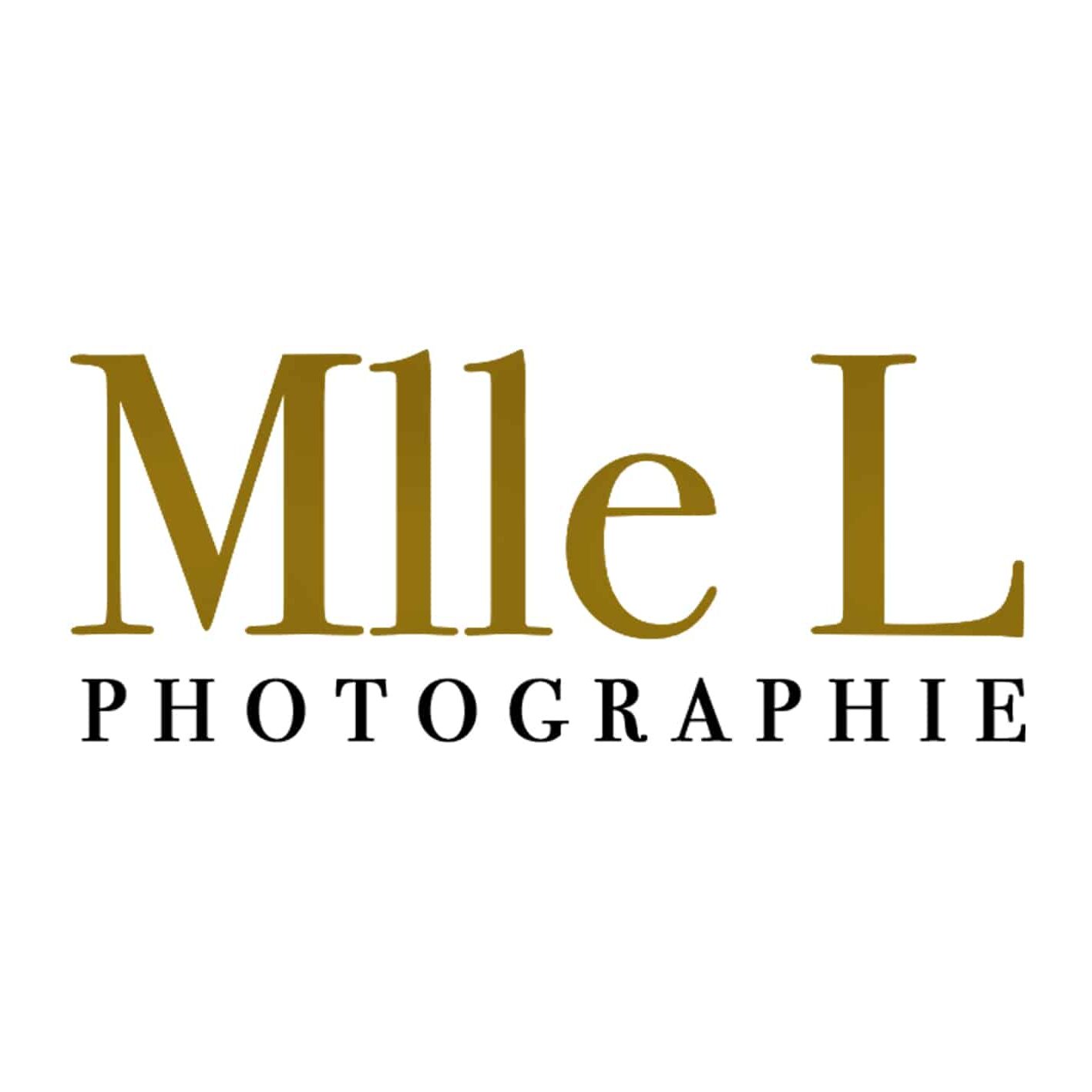 Logo de Mlle L Photographie, photographe professionnelle spécialisée dans les séances grossesse, naissance, bébé et famille en Haute-Savoie et à Genève.